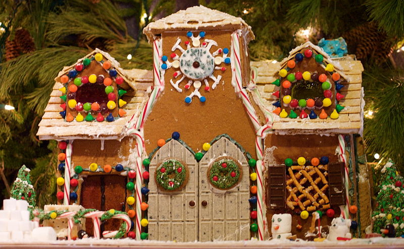 800px-Gingerbread_house_with_double_doors